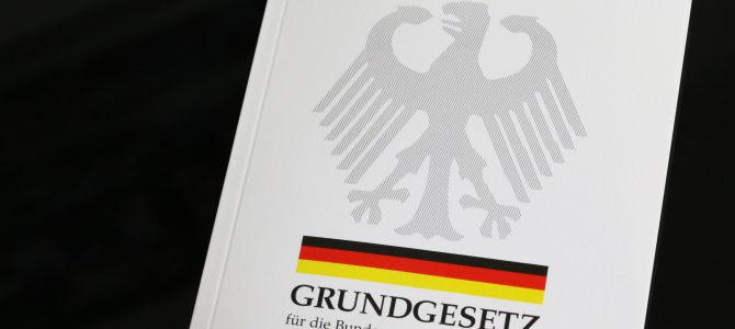 Vortrag: Am Vorabend des Verfassungsjubiläums: 75 Jahre Grundgesetz – Verfassung der Freiheit und Ausgleichsordnung